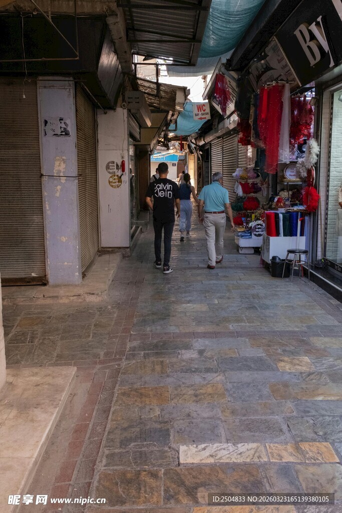 狭窄街道上的行人与店铺