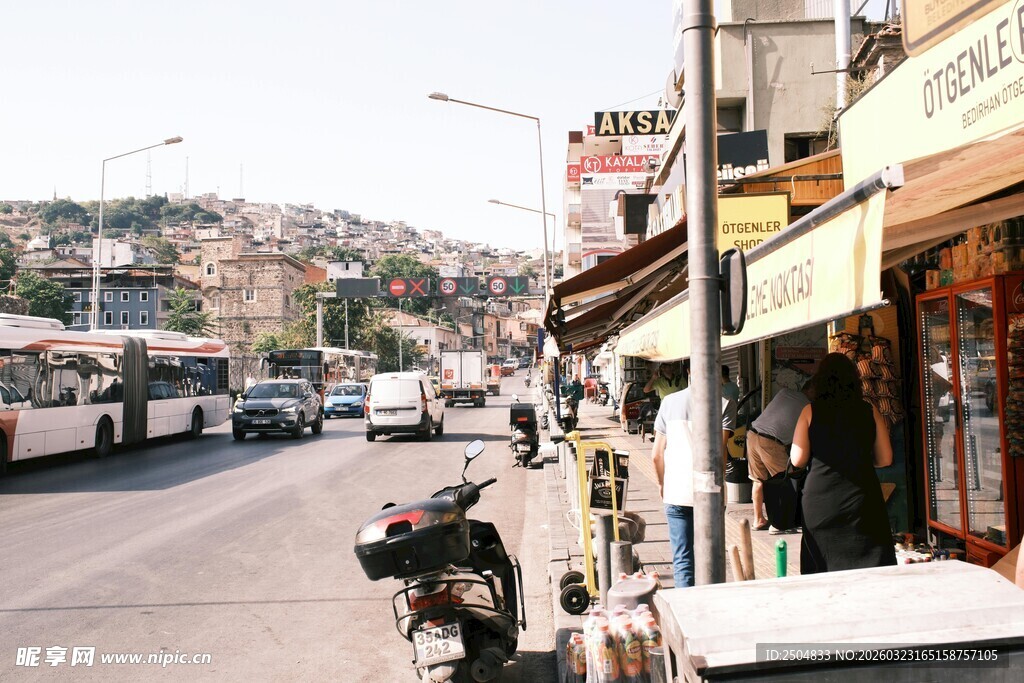 街道旁的店铺与停放车辆