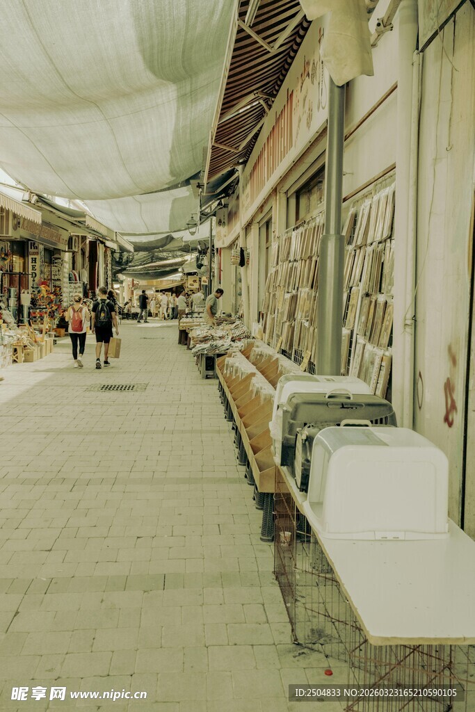 复古风格的室内长廊场景