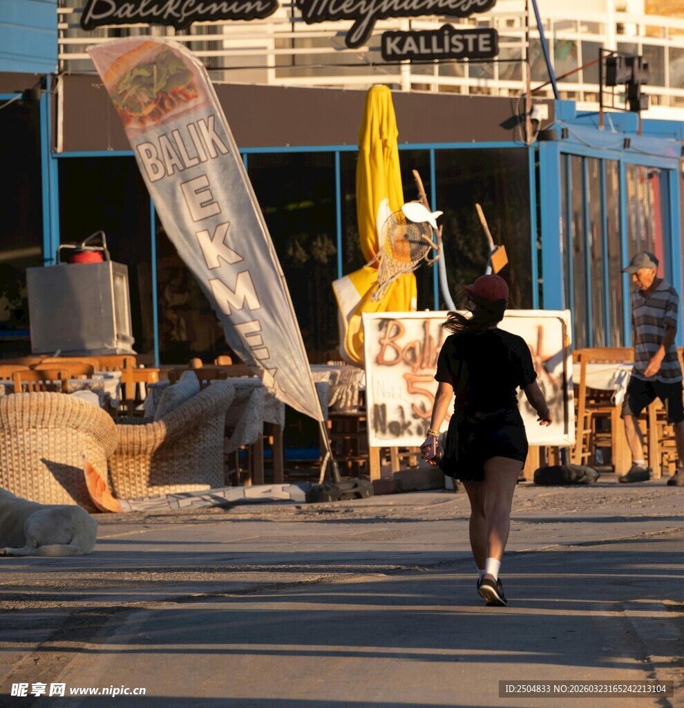 街头行人与施工场景