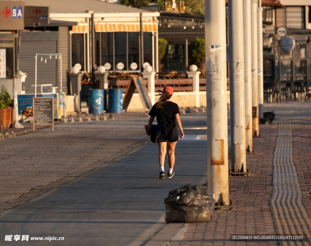 海滨步道上的独行女子