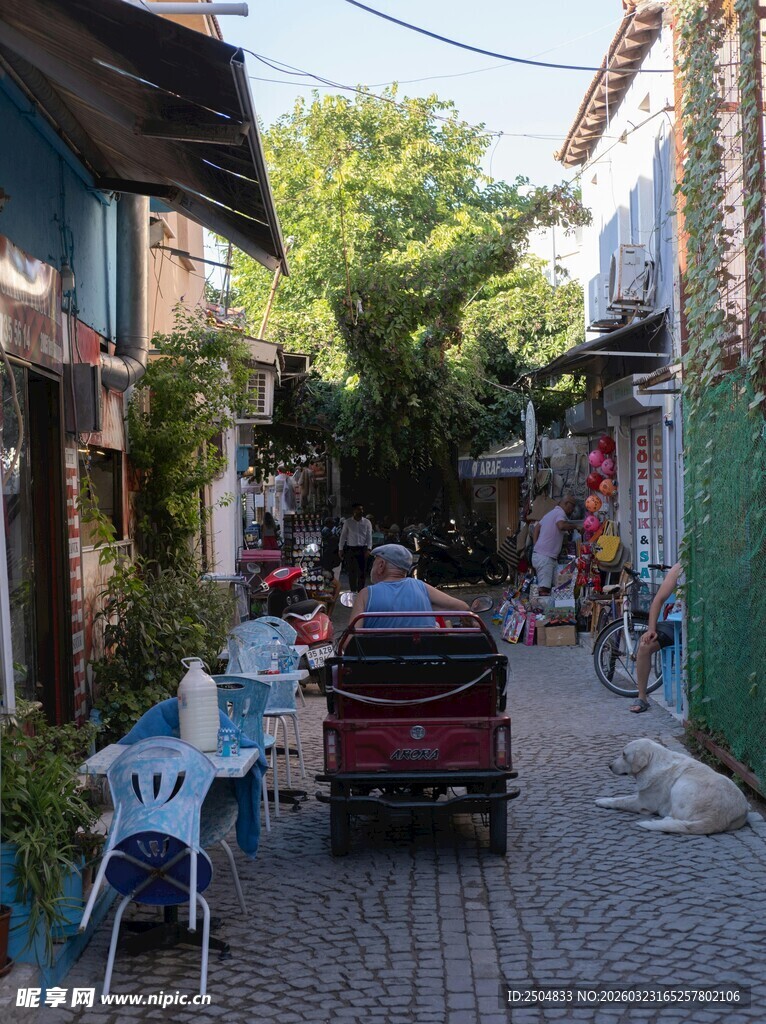 古巷中的悠闲生活场景