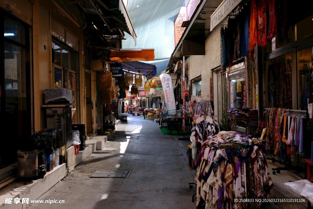 古巷中的多彩商铺景象