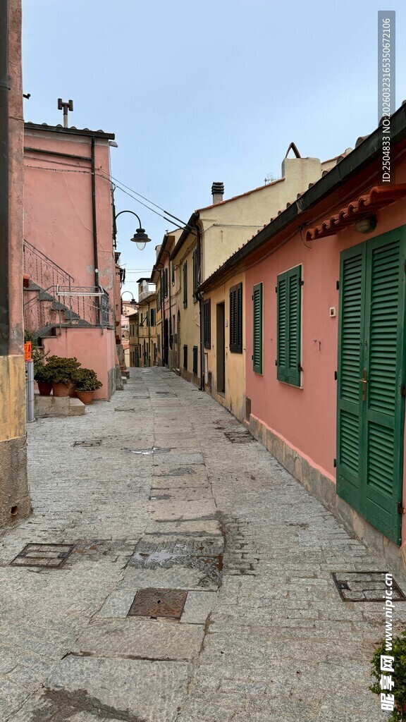 色彩斑斓的狭窄街道小巷