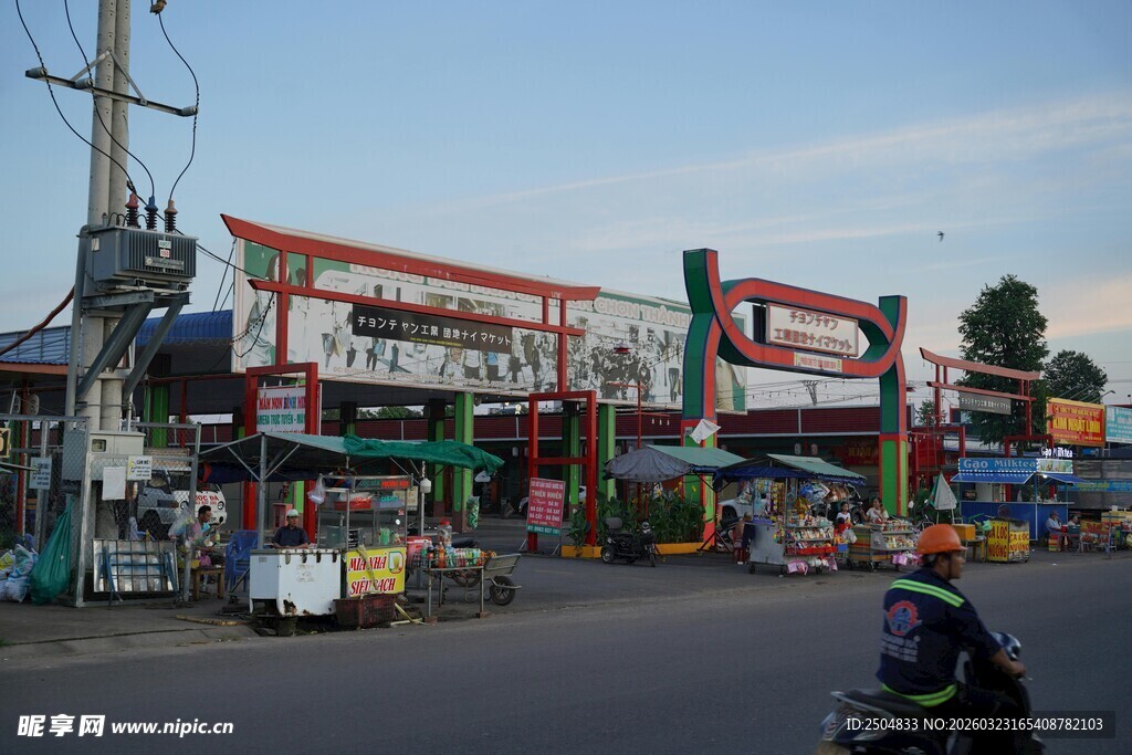 小镇街边热闹的商铺场景