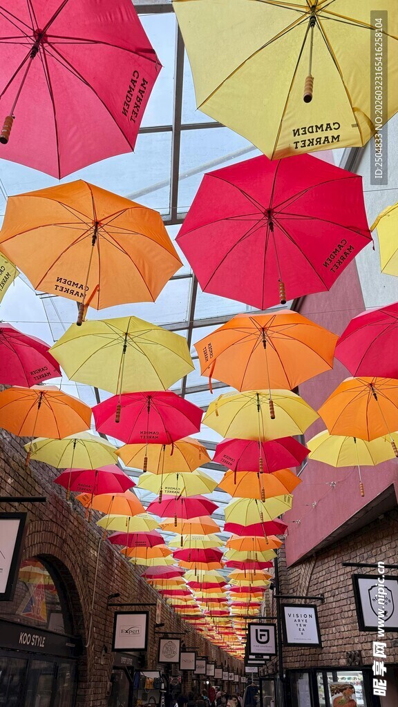 彩色伞装点的梦幻街道