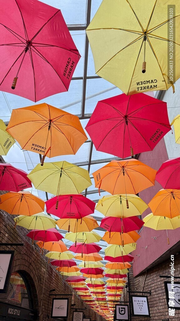 彩色伞装点的浪漫街道