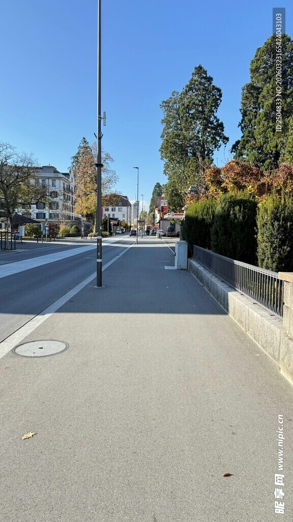 城市空旷街道行人画面