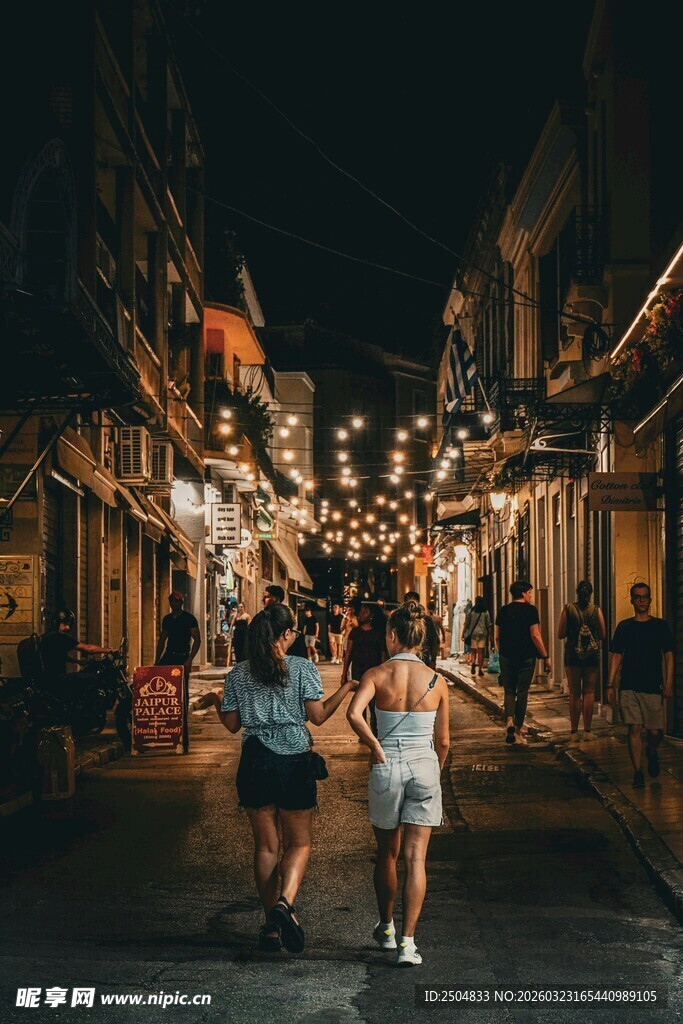 夜晚街头漫步的欢乐身影