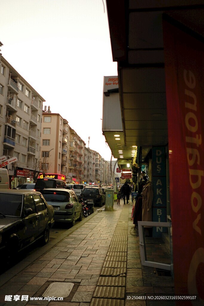 城市街道旁的建筑与行人