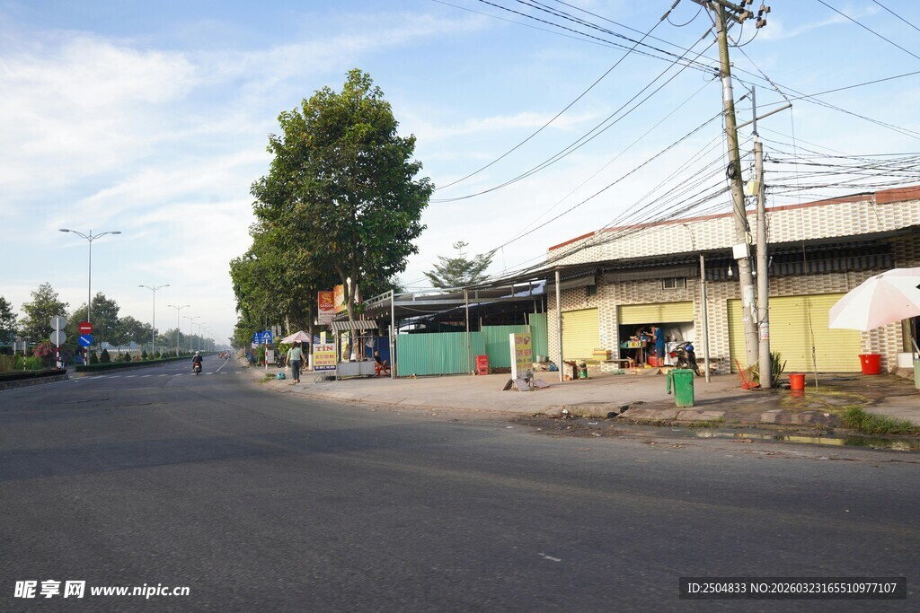 乡村路边的日常场景