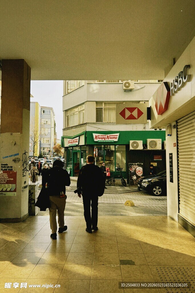 商场内两人 肩行走场景