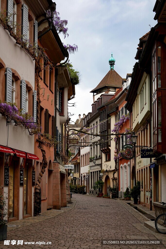  洲小镇古朴街道景象