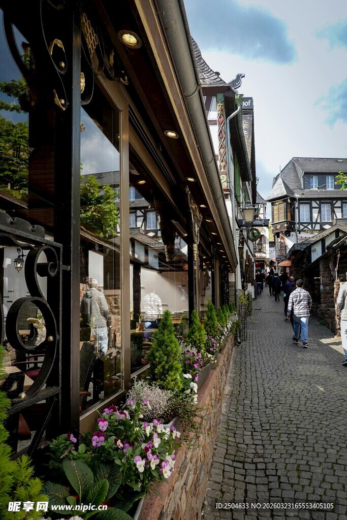 日式风情街道漫步景象