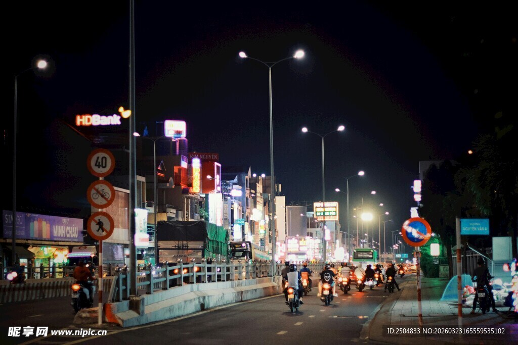 城市夜晚热闹街道景象