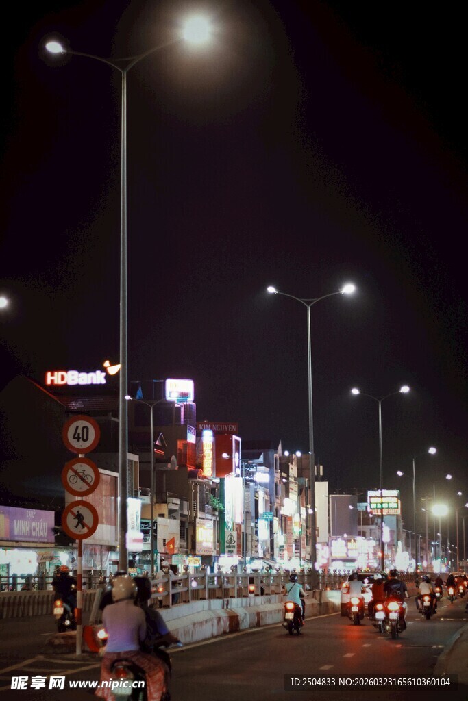 城市夜晚繁华街道景象