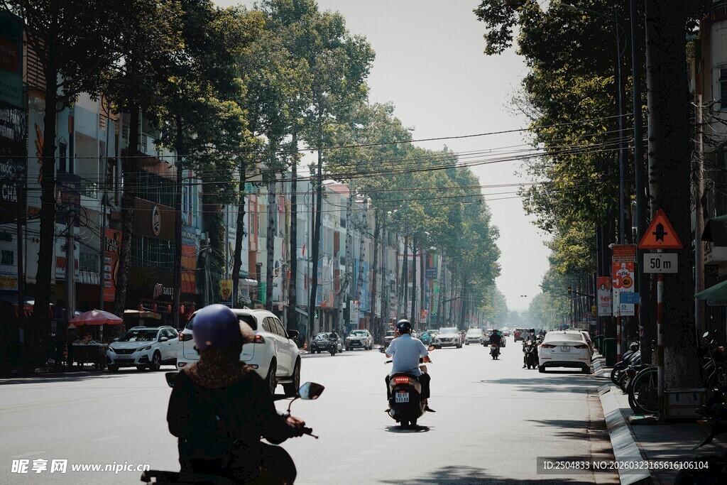 城市街道上的摩托骑行景象