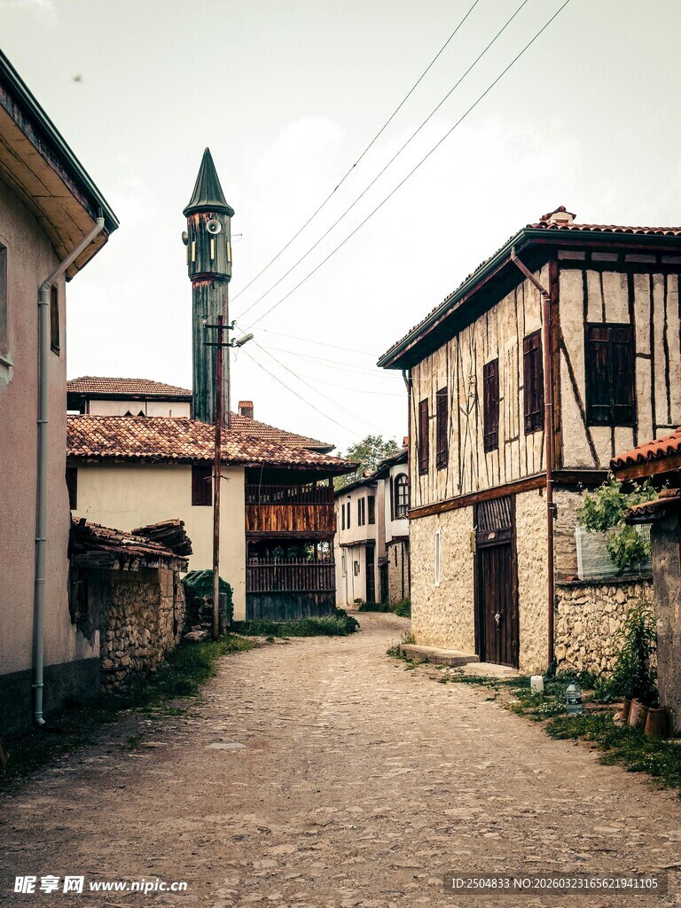 古朴小巷中的欧式风格建筑