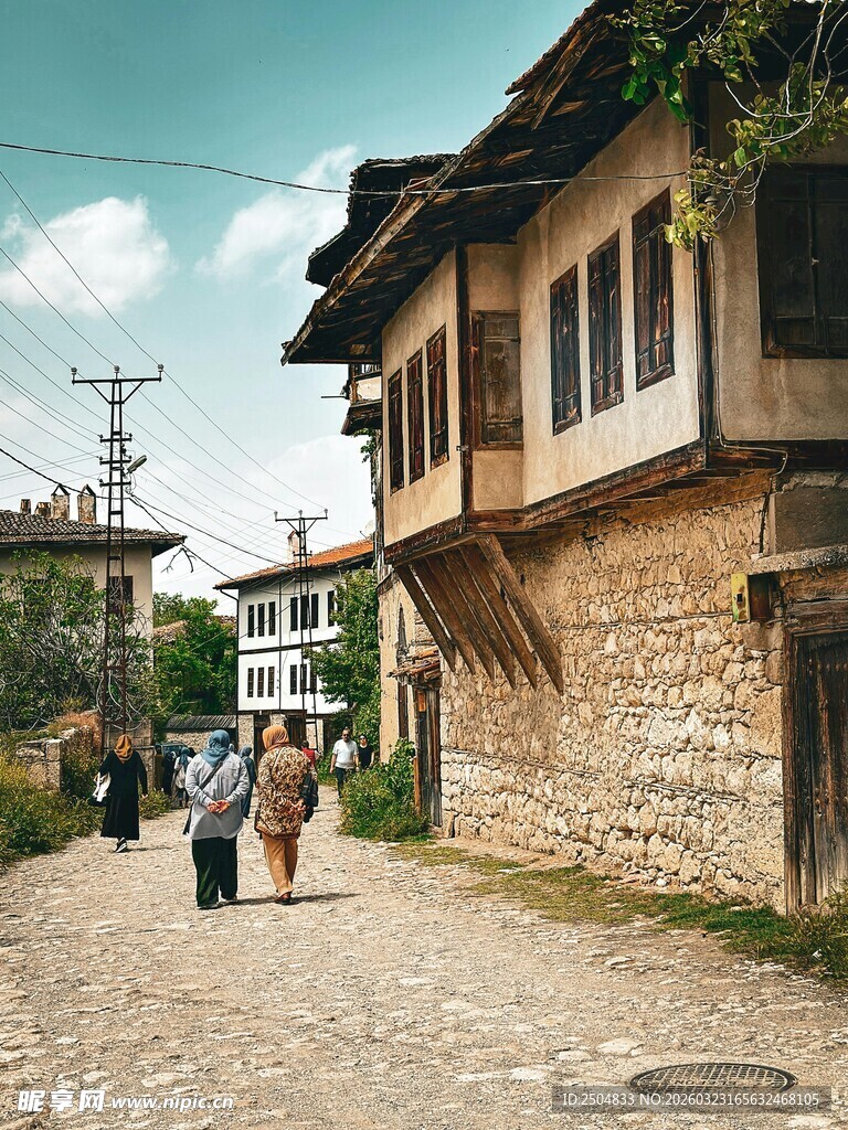 古老街巷中的悠闲行人