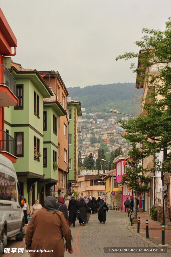 多彩街道上的人群与建筑