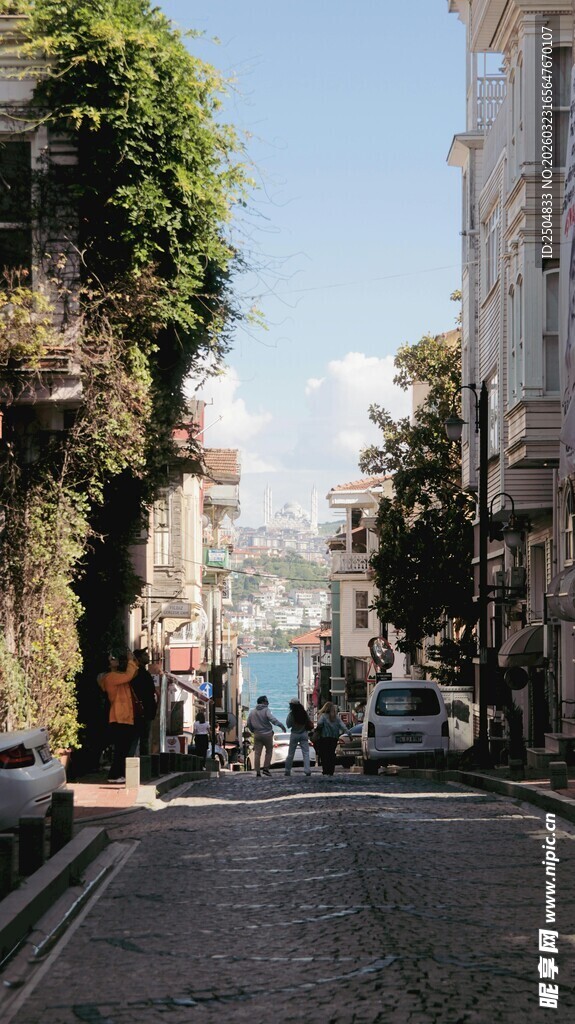 城市街道的静谧风景