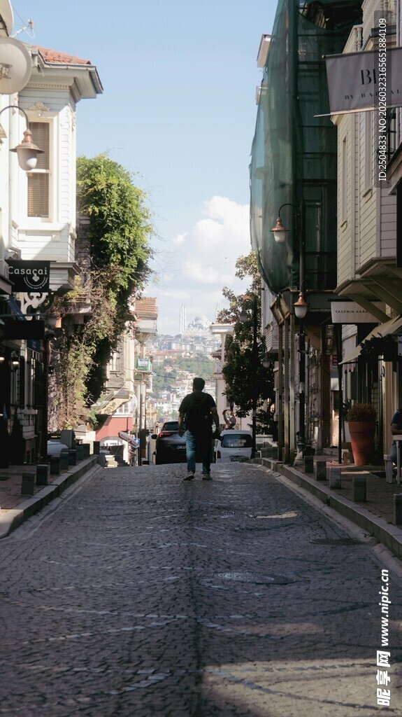 古老街道上的行人与建筑