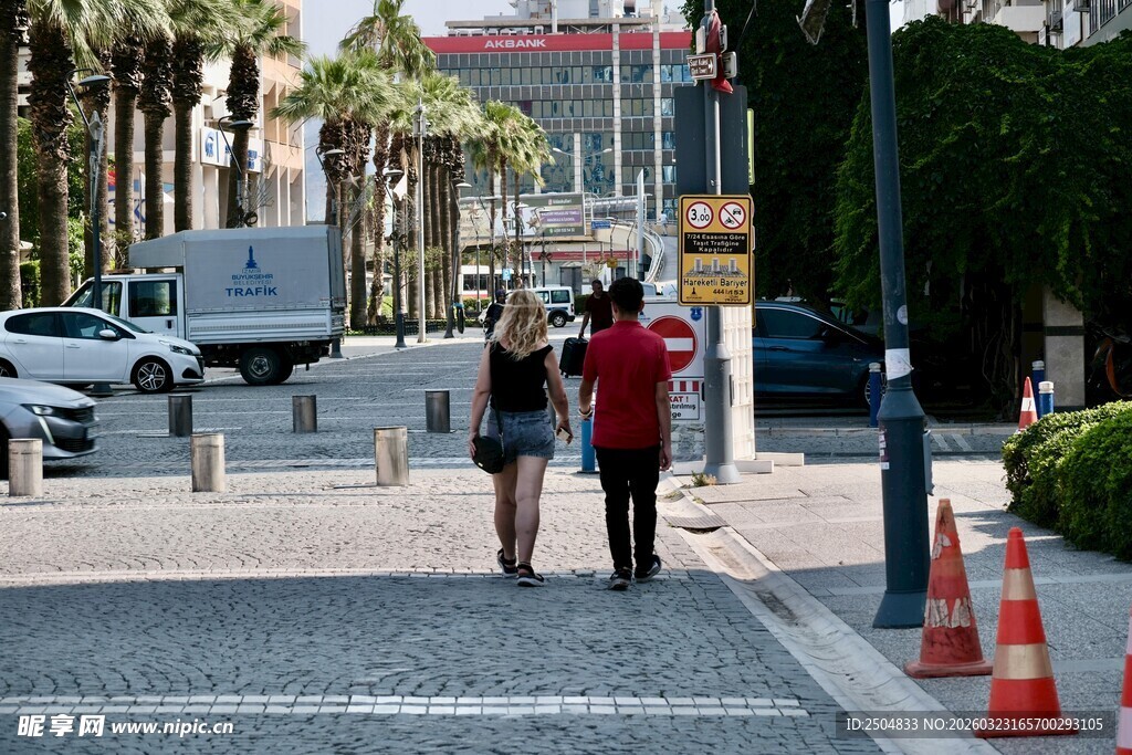 街道上的行人与交通设施