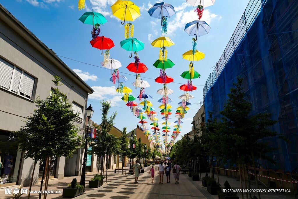 街道上空多彩风车装饰