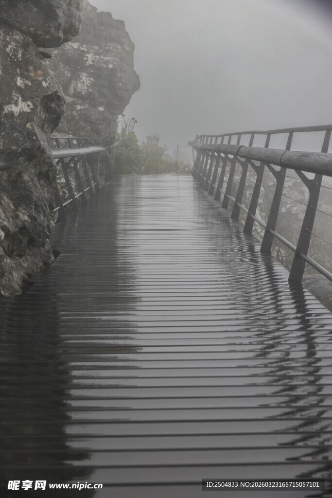 雾中栈道 静谧的山水景致