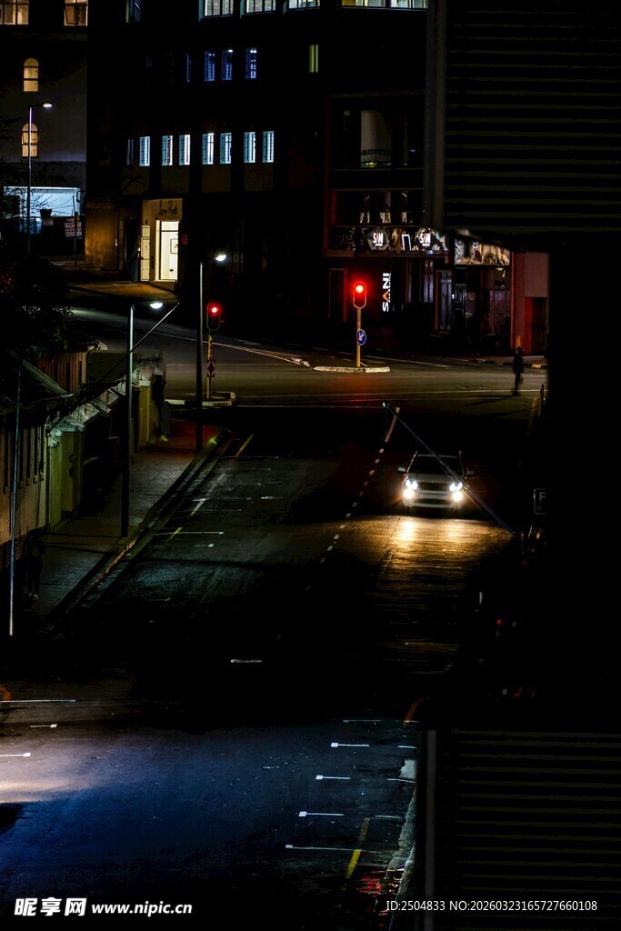 夜晚城市街道光影景象