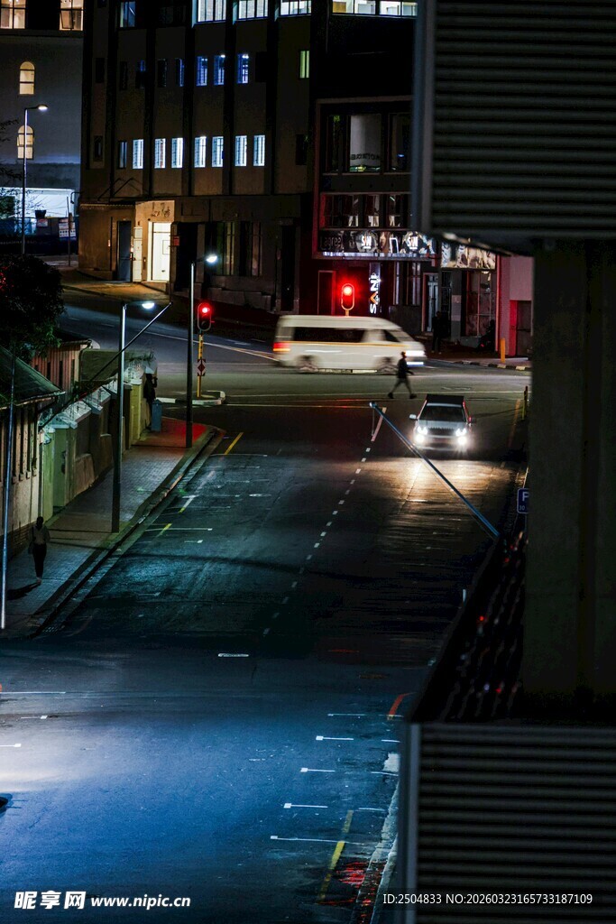 夜晚城市街道的静谧景象