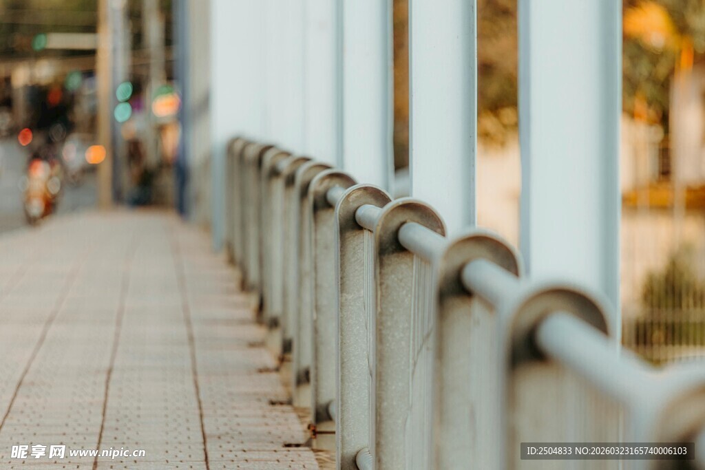 城市街道旁的金属护栏