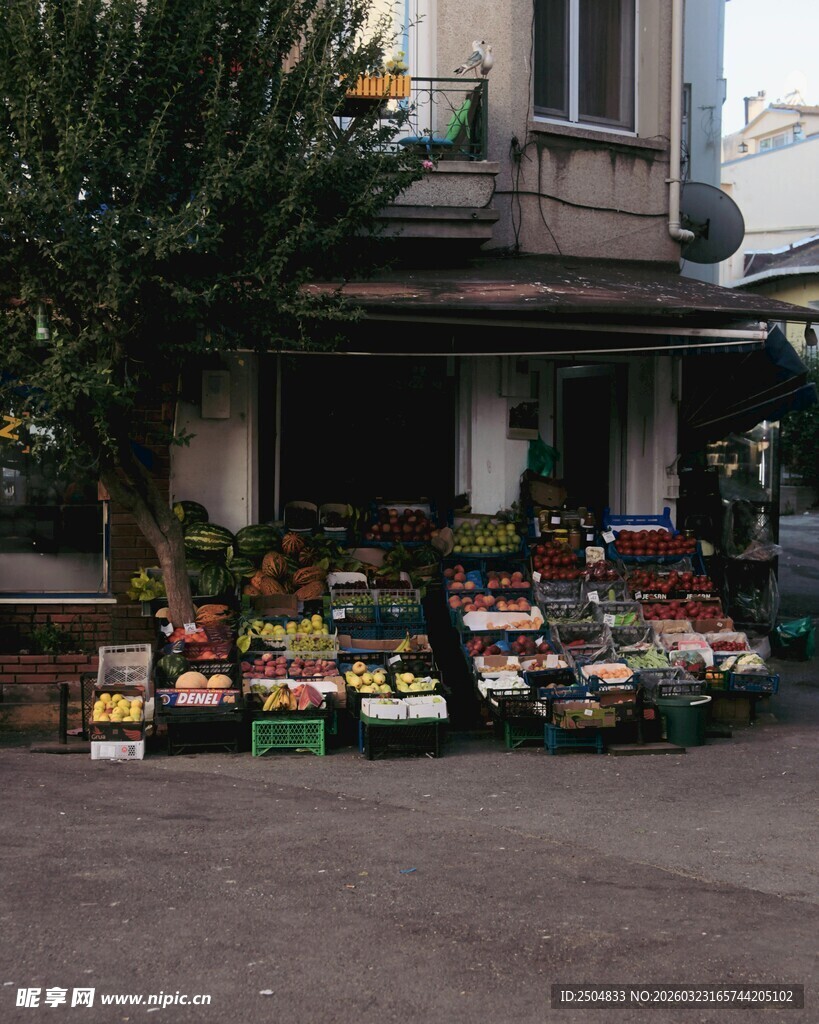 街边缤纷的鲜花摊位