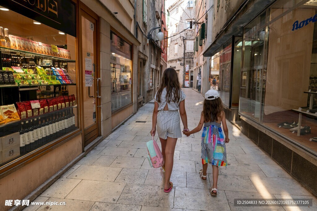 母女漫步于温馨街道