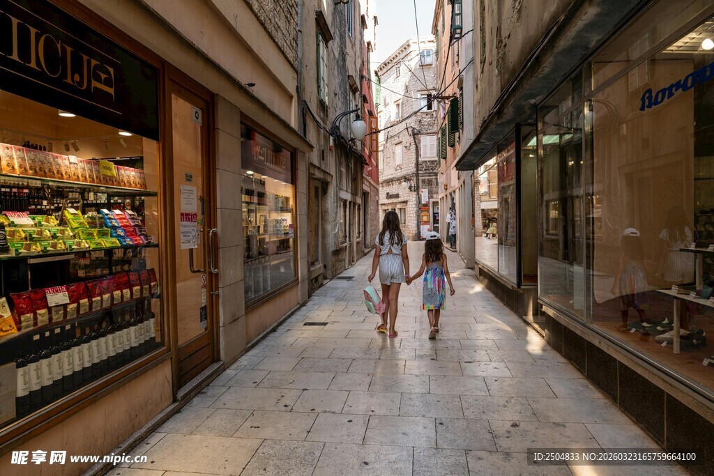 狭窄街道上的行人与商铺