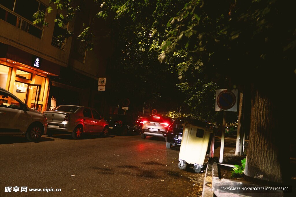 夜晚街道车辆与建筑景象