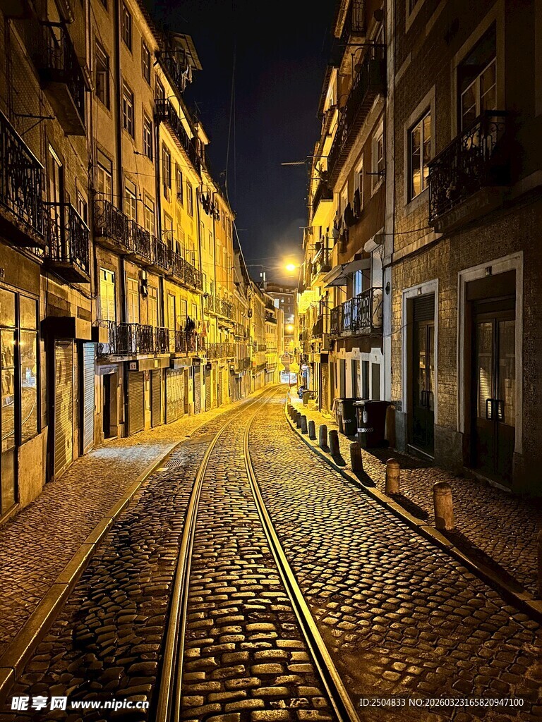 夜晚静谧的欧式街道小巷