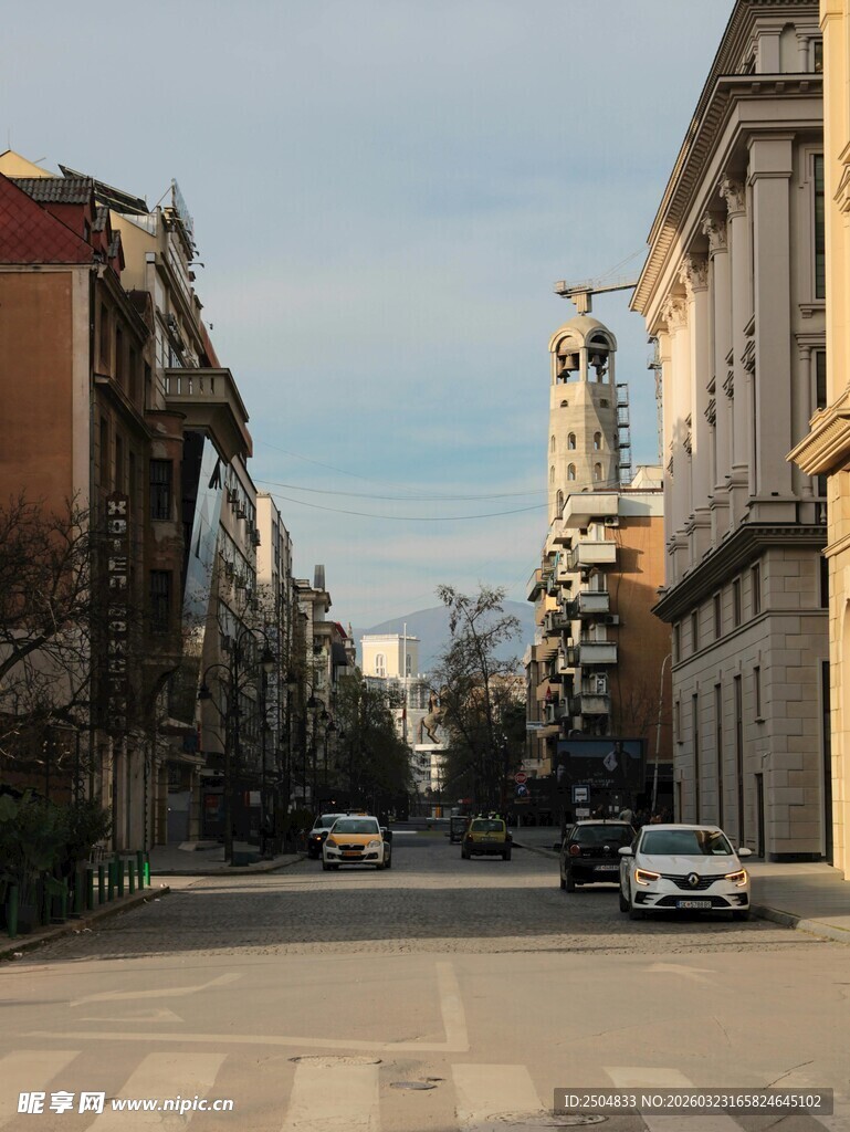 城市街道两旁的欧式建筑