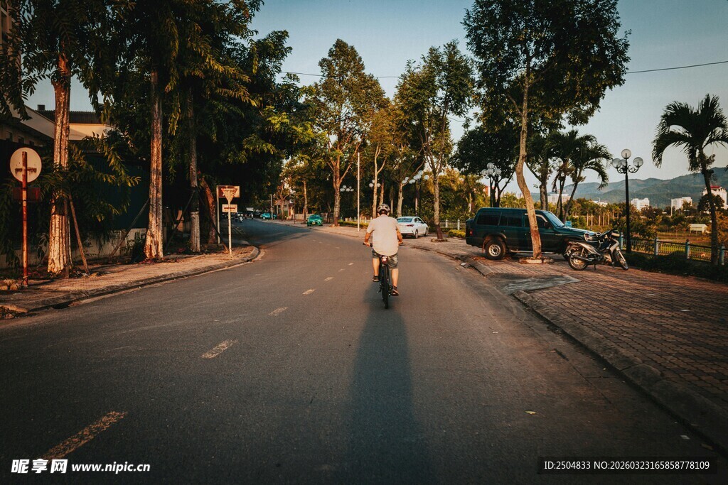 道路上的孤独骑行者