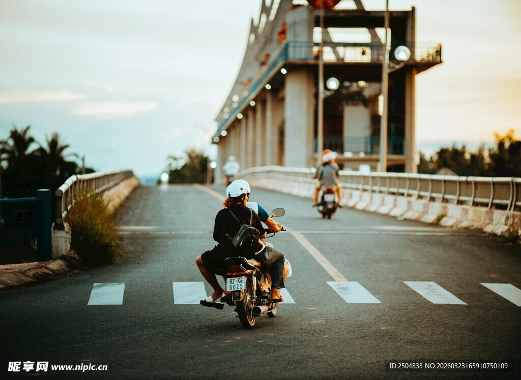公路上的摩托车骑行者