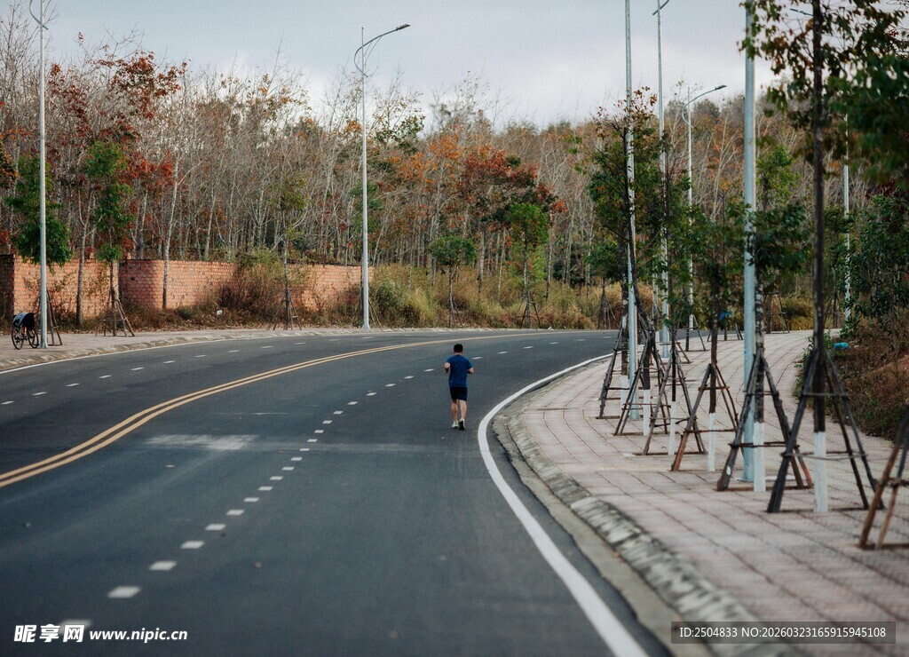 公路上独自骑行的身影