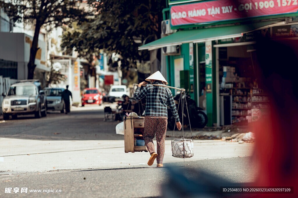 街头漫步的女士背影