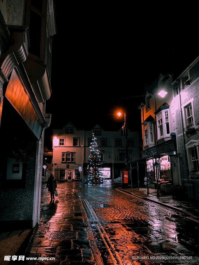 雨夜中的静谧街道