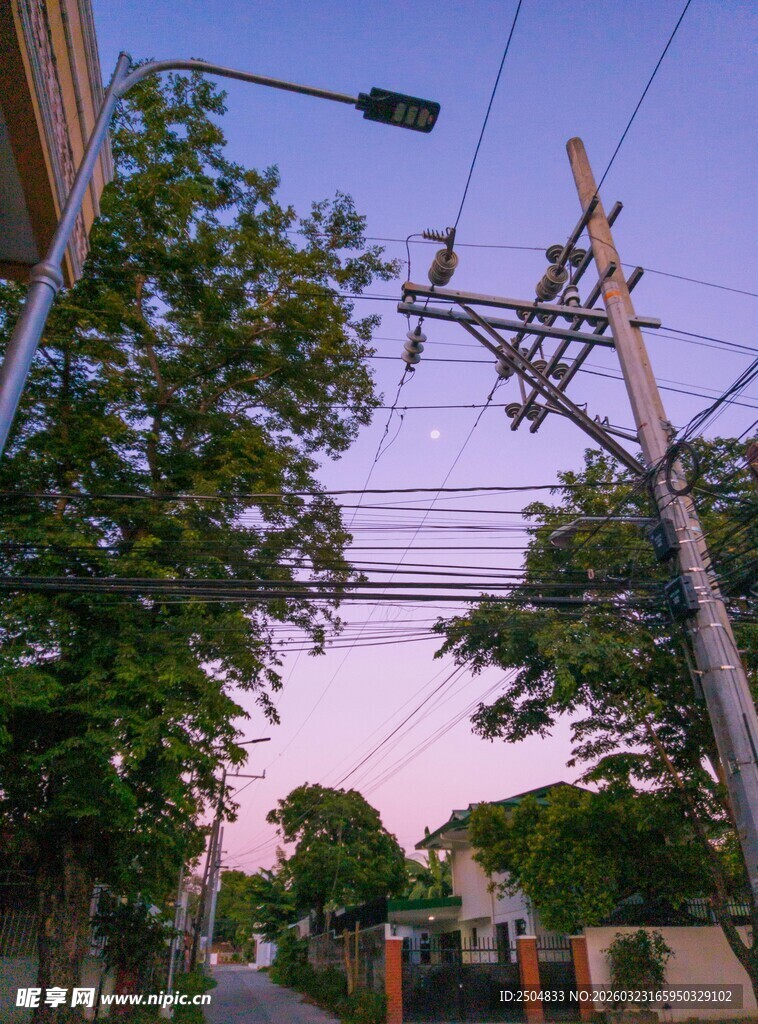 黄昏下的街道与电线杆