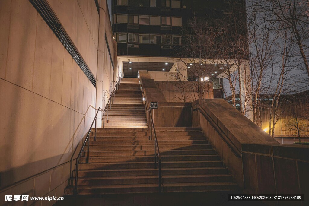夜晚城市中的静谧阶梯
