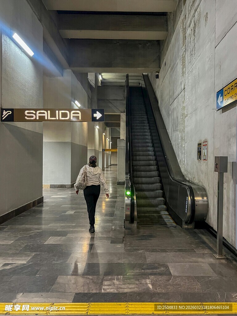 地铁站内行人与自动扶梯