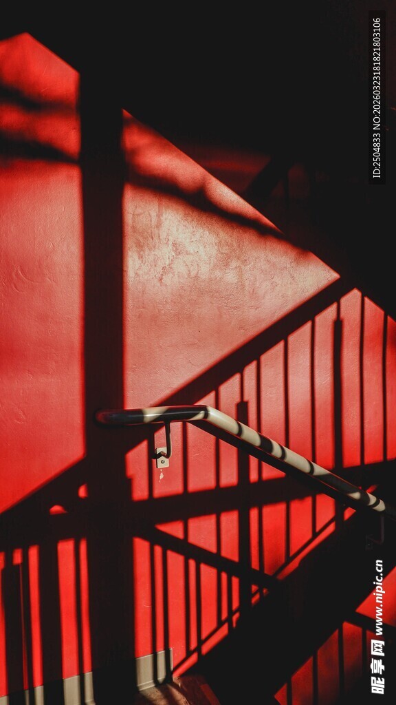 红色光影下的楼梯轮廓