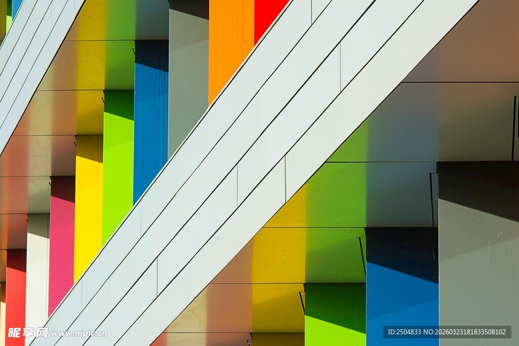 多彩条纹建筑外观