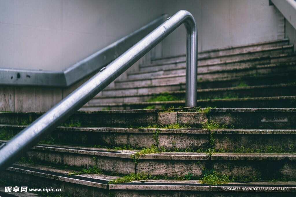 老旧楼梯上的金属扶手