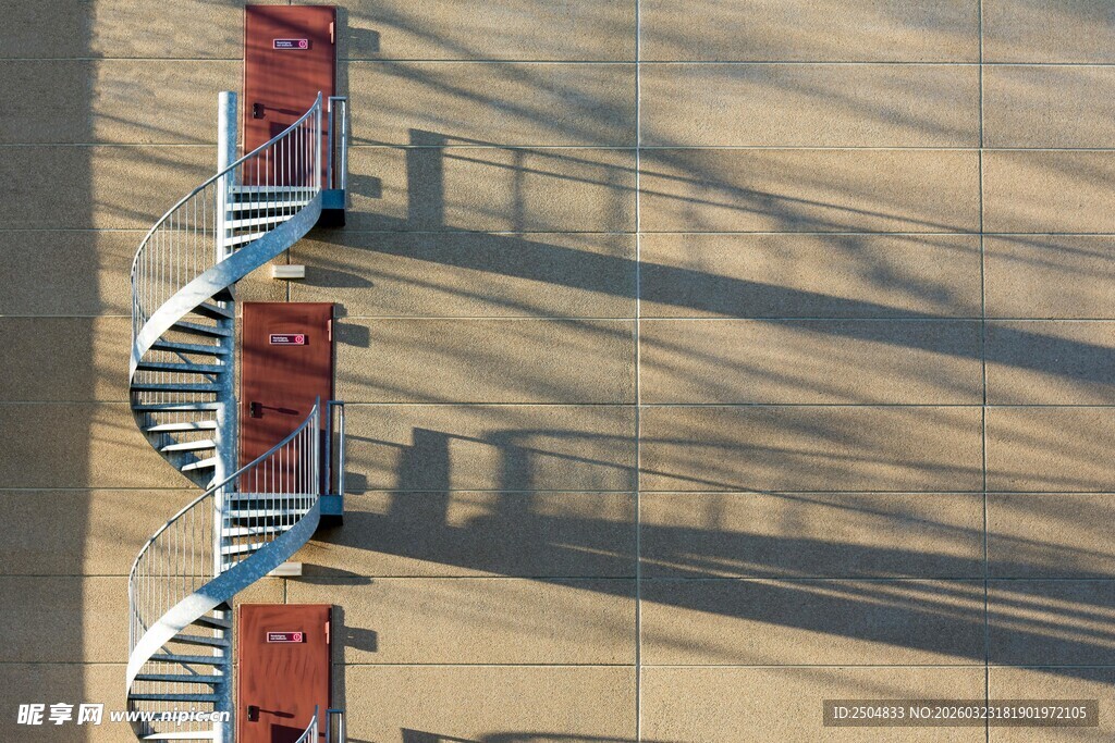 螺旋楼梯与墙面光影之美